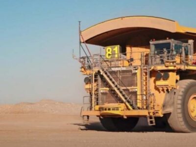 Komatsu entrega 700º caminhão autônomo para operação em minas