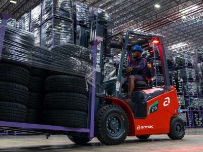 Locadora de máquinas e empresa de soluções em pneus focam em empilhadeiras de energia limpa
