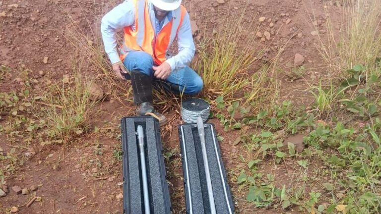 Durham Geo Slope Indicator desenvolveu equipamento para determinar torções em instalação de tubos de inclinômetro